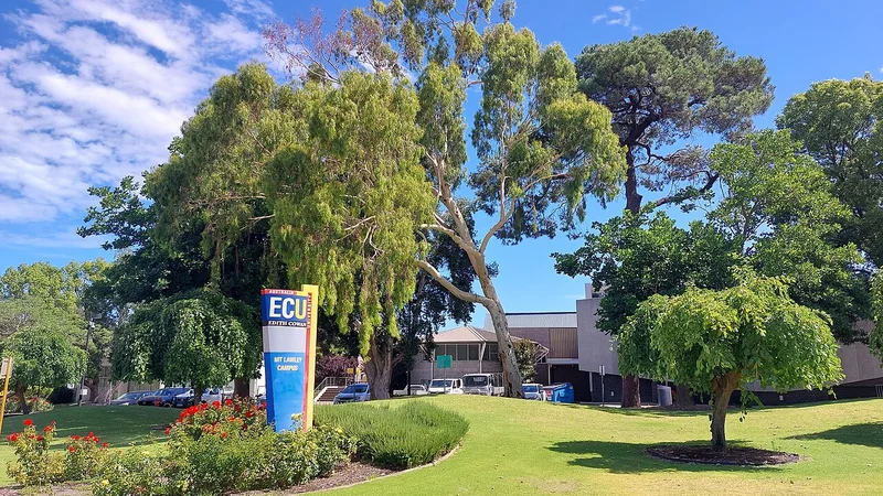 (OXFORD INTERNATIONAL EDUCATION GROUP) University of Bradford International College Campus