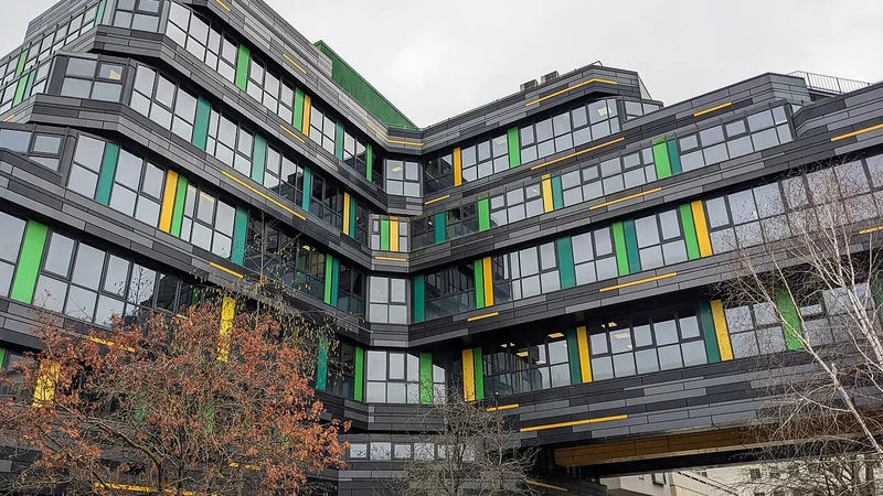 Queen Mary University of London (Online), UK Campus