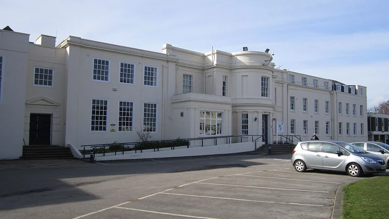 (STUDY GROUP) Liverpool John Moores University Campus